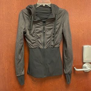 Lululemon size 4 REVERSIBLE JACKET. Black/grey